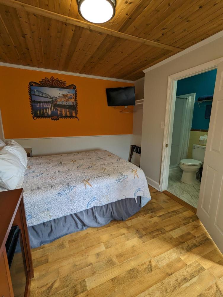 Riverboat Inn & Suites